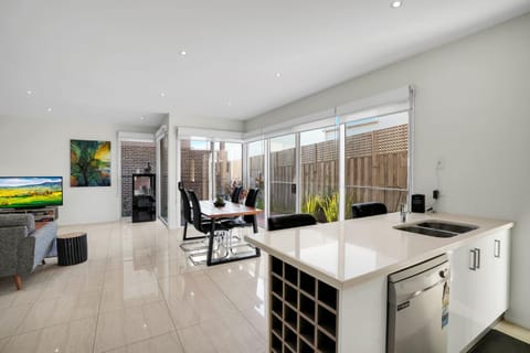 Surf Villa House in Warrnambool