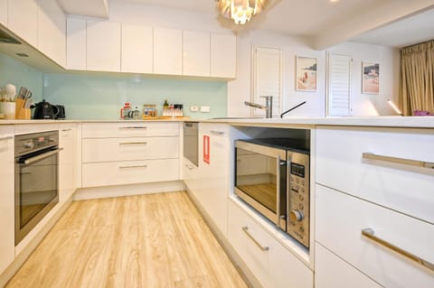 Kitchen or kitchenette, dishwasher, minibar, pet friendly, stove, toaster