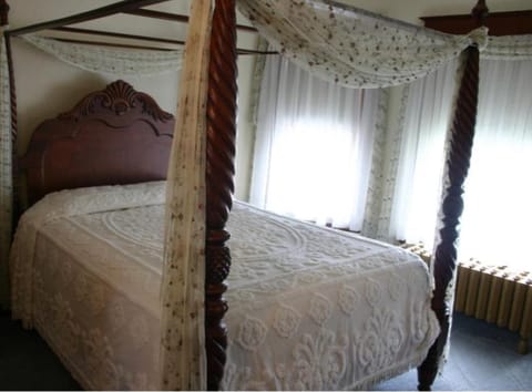 Tarry Here Mansion Bed & Breakfast Bed and Breakfast in Cattaraugus