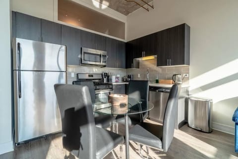 McCormick Place Secret Oasis with Optional parking for up to 6 guests Condo in South Loop