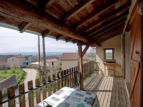 Gîte charmant avec cheminée, proche nature - FR-1-496-279 House in Auvergne-Rhône-Alpes