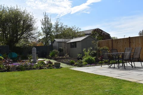 Goodwood Festival of Speed Open Plan Bungalow with Secure Garden & Parking House in Bosham