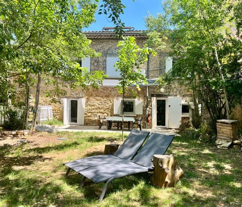 Property building, Patio, Spring, Day, Natural landscape, Garden, Dining area, Garden view, sunbed