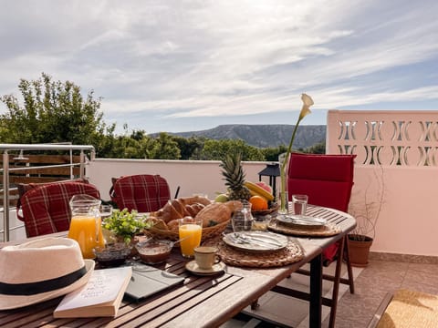 Natural landscape, Balcony/Terrace, Dining area, Mountain view