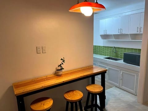 Affordable 3 Bedroom Lodge (Free Wi-Fi + Netflix) Condo in Angeles