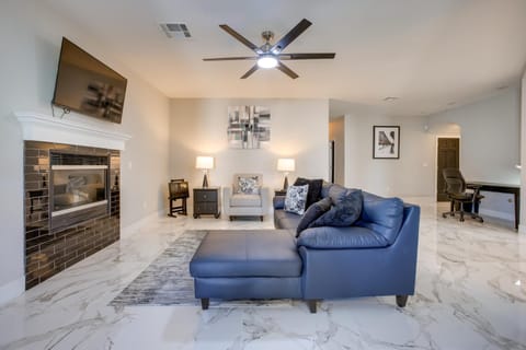 Sleek Las Vegas Vacation Home Rental with Hot Tub! Maison in Spring Valley