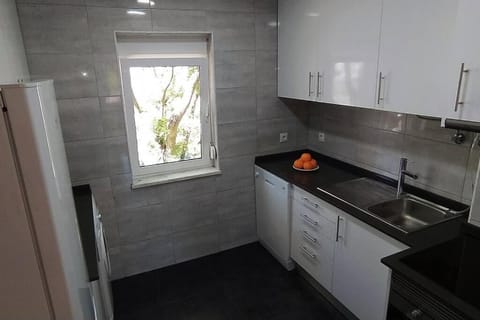 Lisboa/City/Sunny Apar/Metro/Airport/WiFi/Air Cond Apartment in Lisbon