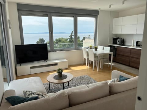 TV and multimedia, Coffee/tea facilities, Kitchen or kitchenette, Living room, Seating area, Dining area, Sea view, minibar
