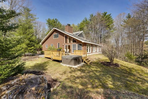Lake George Oasis with 9 Acres, Hot Tub and Game Room! Haus in Bolton
