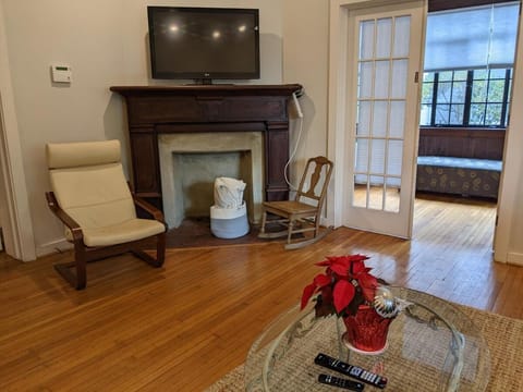 Spacious 3br Apt In Grand Old Home, Downtown Durham Condo in Durham
