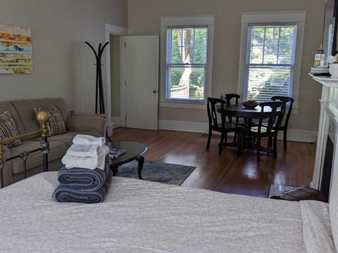 Spacious 2br In Grand Old Home, Downtown Durham Apartment in Durham