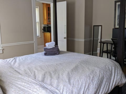 Spacious 2br In Grand Old Home, Downtown Durham Apartment in Durham