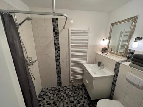 Komfortable und gepflegte Ferienwohnung für zwei bis vier Personen mit separatem Bad und separater Küche Apartment in Bad Segeberg