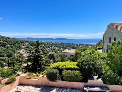 Villa avec piscine, magnifique vue mer Chalet in Cavalaire-sur-Mer