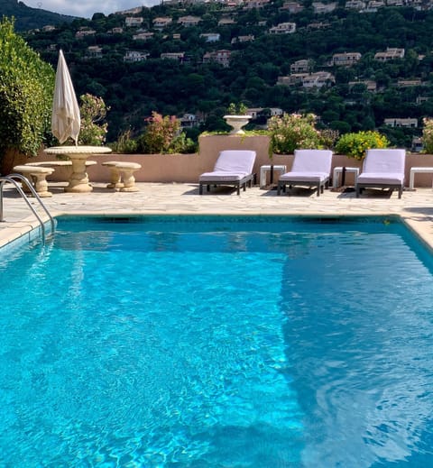 Villa avec piscine, magnifique vue mer Chalet in Cavalaire-sur-Mer