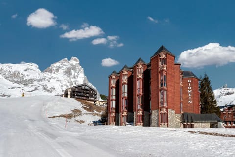 Property building, Skiing