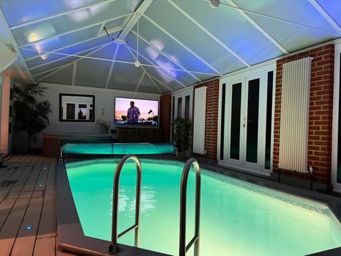 Hot Tub, Sauna, TV and multimedia, Swimming pool, Swimming pool