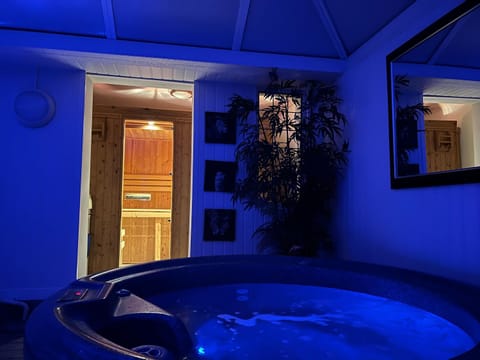 Hot Tub, Hot Tub, Sauna, Sauna