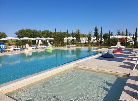 Pool view, Swimming pool, sunbed