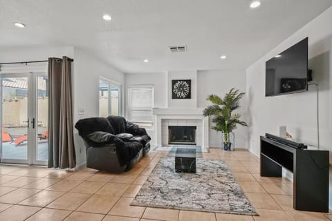 Work, Life, Luxury! Luxe Vegas Home w Firepit+Pool Copropriété in Spring Valley