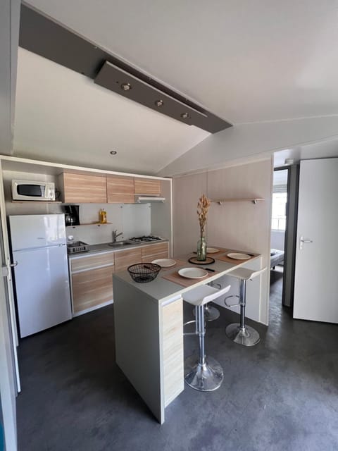 Kitchen or kitchenette, Dining area, minibar, pet friendly, stove