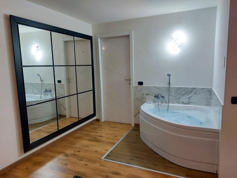 Appartamento privato con jacuzzi Apartamento in Legnano