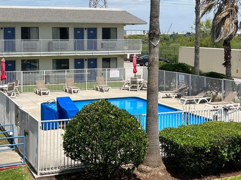 Property building, Day, Pool view, Swimming pool, sunbed