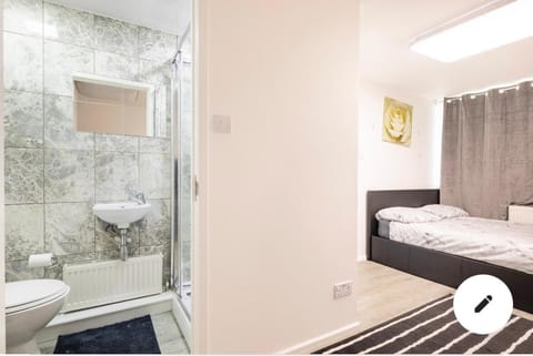 En-suite room in central Milton Keynes Vacation rental in Milton Keynes