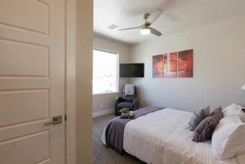 Bed, TV and multimedia, Photo of the whole room, Bedroom, fireplace, air conditioner