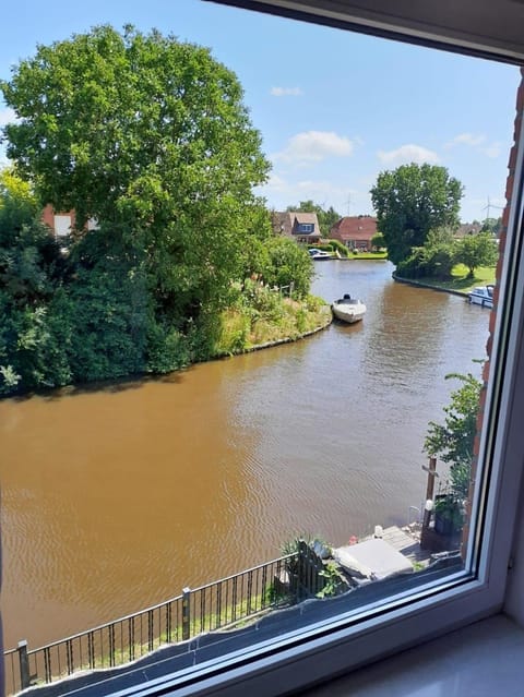 Ferienwohnung direkt am Kanal Apartamento in Emden