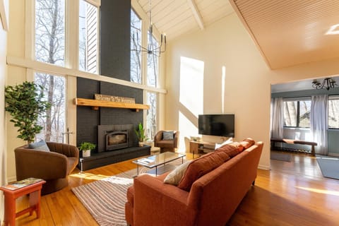 Winter Retreat at Oak Ledge! Ski Tips & Cozy Sips House in Massies Mill