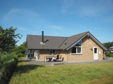 Modernes und geräumiges Ferienhaus mit großer Terrasse nur wenige Meter vom Strand House in Sønderborg