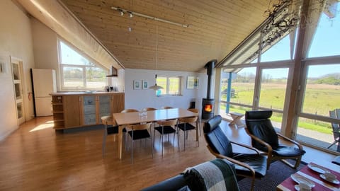 Modernes und geräumiges Ferienhaus mit großer Terrasse nur wenige Meter vom Strand House in Sønderborg