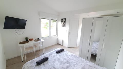 Bed, TV and multimedia, Photo of the whole room, Bedroom, wardrobe