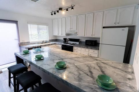 Opuluxe Disneyland Getaway with 2 Kitchens House in North Tustin