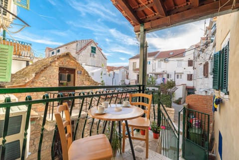 Patio, View (from property/room), Balcony/Terrace, City view, Location
