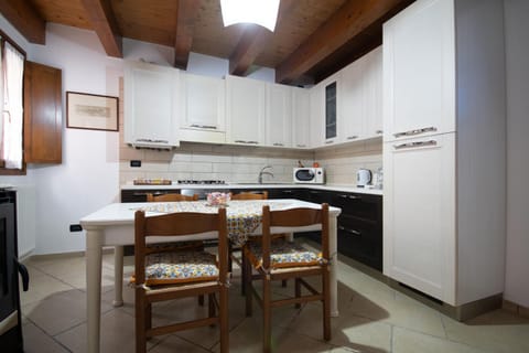 Kitchen or kitchenette, Dining area, dishwasher, minibar, pet friendly, stove