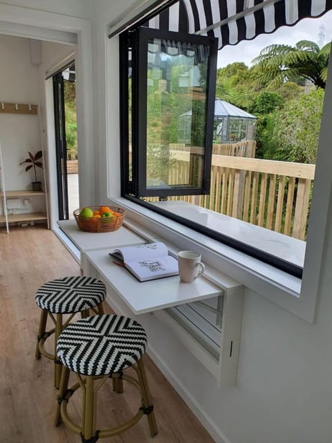 Tiny house with greenhouse dining House in Lower Hutt
