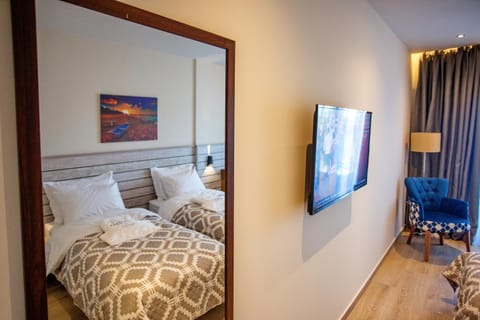 Bed, TV and multimedia, Photo of the whole room, Bedroom