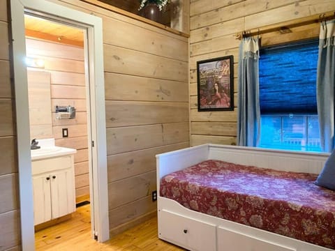 Log Cabin Walkable to Lake Lure & Chimney Rock - Blue Skies House in Chimney Rock