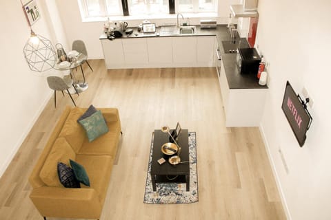 Modern Luxury Serviced Duplex Apartments by REPOSE- 150 Metro Court, WEST BROMWICH Condo in Oldbury