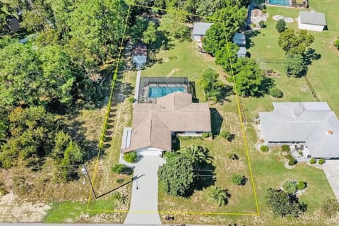 Beautiful Spring Hill Retreat with LARGE Pool and LARGE yard! House in Spring Hill