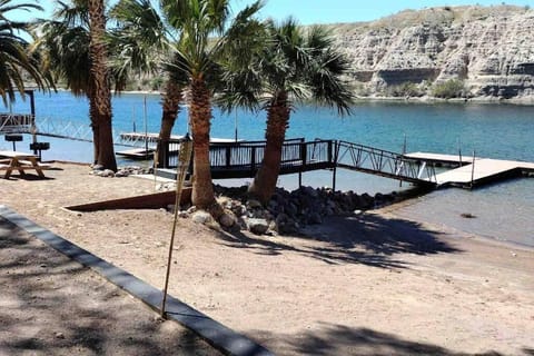 3 bedroom, 2 bath 1 min walk to the beach Apartment in Bullhead City