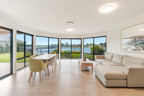 Dolphin Waters - Waterfront Delight House in Yamba