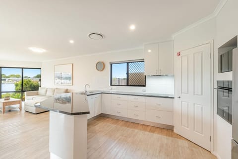 Dolphin Waters - Waterfront Delight House in Yamba