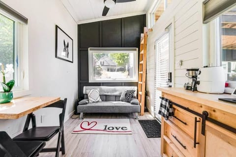 Delightful 1-bedroom modern tiny home Haus in Buckhead