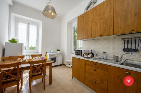 Kitchen or kitchenette, Dining area, minibar, pet friendly, stove