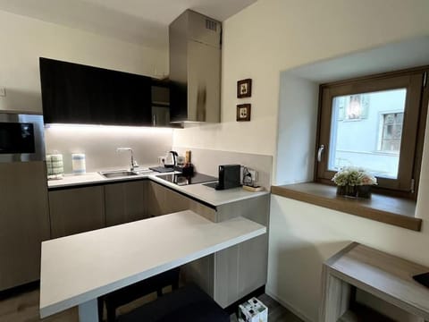 Kitchen or kitchenette, Dining area, minibar, stove