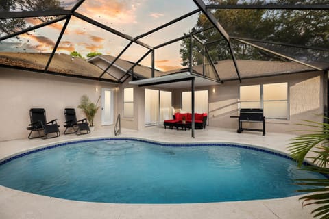 Master Guest Suite with Pool and Private Entrance Minutes to Parks Bed and Breakfast in Ocoee