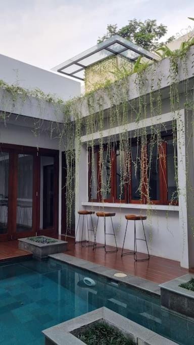 Namdur Villa Sariwangi - Tropical Villa in Bandung With Private Pool Villa in Parongpong